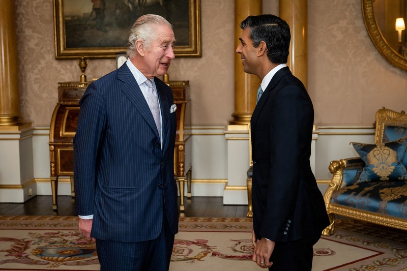 Pemimpin Partai Konservatif Rishi Sunak bertemu Raja Inggris Charles III Pemimpin Partai Konservatif Rishi Sunak tiba untuk melakukan pertemuan dengan Raja Charles III di Istana Buckingham, London, Selasa (25/10/2022). Raja Inggris Charles III resmi menunjuk pemimpin Partai Konservatif, Rishi Sunak, sebagai perdana menteri (PM) menggantikan Liz Truss yang mundur setelah 45 hari menjabat. (Yui Mok/Pool via REUTERS)