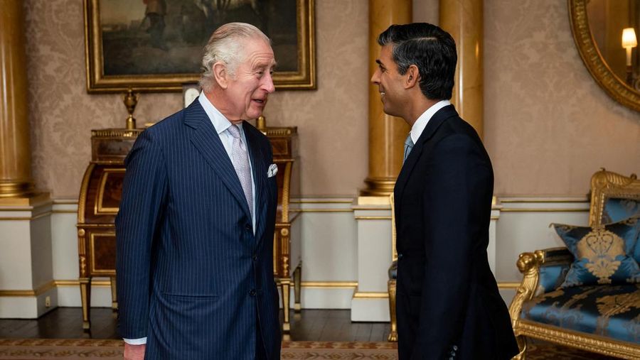 Pemimpin Partai Konservatif Rishi Sunak tiba untuk melakukan pertemuan dengan Raja Charles III di Istana Buckingham, London, Selasa (25/10/2022). Raja Inggris Charles III resmi menunjuk pemimpin Partai Konservatif, Rishi Sunak, sebagai perdana menteri (PM) menggantikan Liz Truss yang mundur setelah 45 hari menjabat. (Yui Mok/Pool via REUTERS)