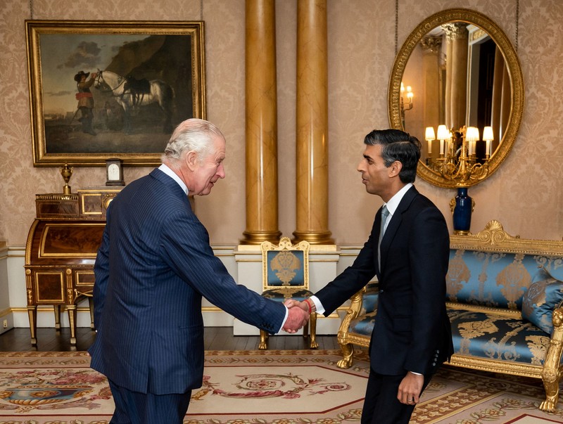 Pemimpin Partai Konservatif Rishi Sunak bertemu Raja Inggris Charles III Pemimpin Partai Konservatif Rishi Sunak tiba untuk melakukan pertemuan dengan Raja Charles III di Istana Buckingham, London, Selasa (25/10/2022). Raja Inggris Charles III resmi menunjuk pemimpin Partai Konservatif, Rishi Sunak, sebagai perdana menteri (PM) menggantikan Liz Truss yang mundur setelah 45 hari menjabat. (Yui Mok/Pool via REUTERS)