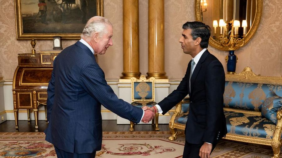 Pemimpin Partai Konservatif Rishi Sunak tiba untuk melakukan pertemuan dengan Raja Charles III di Istana Buckingham, London, Selasa (25/10/2022). Raja Inggris Charles III resmi menunjuk pemimpin Partai Konservatif, Rishi Sunak, sebagai perdana menteri (PM) menggantikan Liz Truss yang mundur setelah 45 hari menjabat. (Yui Mok/Pool via REUTERS)