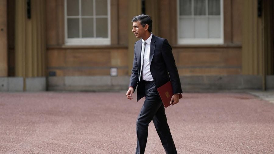 Pemimpin Partai Konservatif Rishi Sunak meninggalkan Istana Buckingham usai bertemu dengan Raja Charles III di London, Selasa (25/10/2022). Raja Inggris Charles III resmi menunjuk pemimpin Partai Konservatif, Rishi Sunak, sebagai perdana menteri (PM) menggantikan Liz Truss yang mundur setelah 45 hari menjabat. (Yui Mok/Pool via REUTERS)