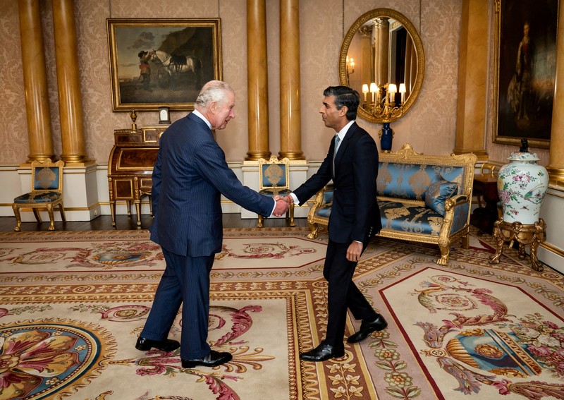 Pemimpin Partai Konservatif Rishi Sunak bertemu Raja Inggris Charles III Pemimpin Partai Konservatif Rishi Sunak tiba untuk melakukan pertemuan dengan Raja Charles III di Istana Buckingham, London, Selasa (25/10/2022). Raja Inggris Charles III resmi menunjuk pemimpin Partai Konservatif, Rishi Sunak, sebagai perdana menteri (PM) menggantikan Liz Truss yang mundur setelah 45 hari menjabat. (Yui Mok/Pool via REUTERS)