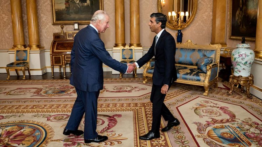 Pemimpin Partai Konservatif Rishi Sunak tiba untuk melakukan pertemuan dengan Raja Charles III di Istana Buckingham, London, Selasa (25/10/2022). Raja Inggris Charles III resmi menunjuk pemimpin Partai Konservatif, Rishi Sunak, sebagai perdana menteri (PM) menggantikan Liz Truss yang mundur setelah 45 hari menjabat. (Yui Mok/Pool via REUTERS)