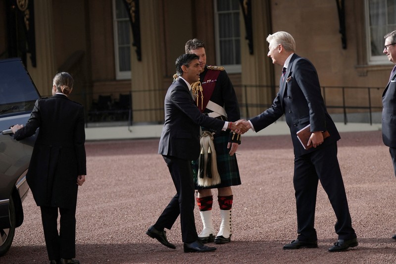 Pemimpin Partai Konservatif Rishi Sunak tiba untuk melakukan pertemuan dengan Raja Charles III di Istana Buckingham, London, Selasa (25/10/2022). Raja Inggris Charles III resmi menunjuk pemimpin Partai Konservatif, Rishi Sunak, sebagai perdana menteri (PM) menggantikan Liz Truss yang mundur setelah 45 hari menjabat. (Yui Mok/Pool via REUTERS)