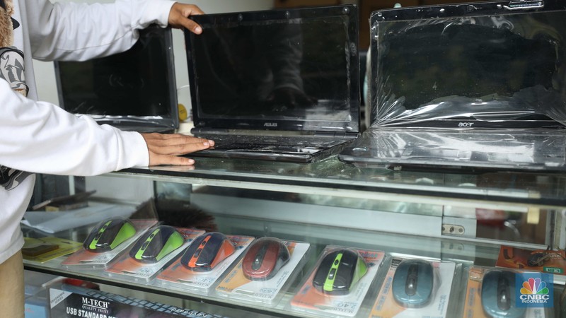 Penjualan audio di kawasan Glodok, Jakarta, Rabu (26/10/2022). (CNBC Indonesia/ Tri Susilo)