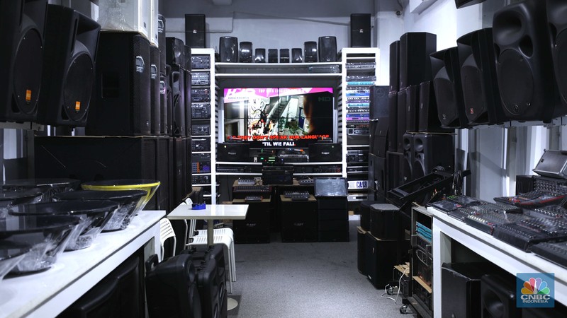 Penjualan audio di kawasan Glodok, Jakarta, Rabu (26/10/2022). (CNBC Indonesia/ Tri Susilo)