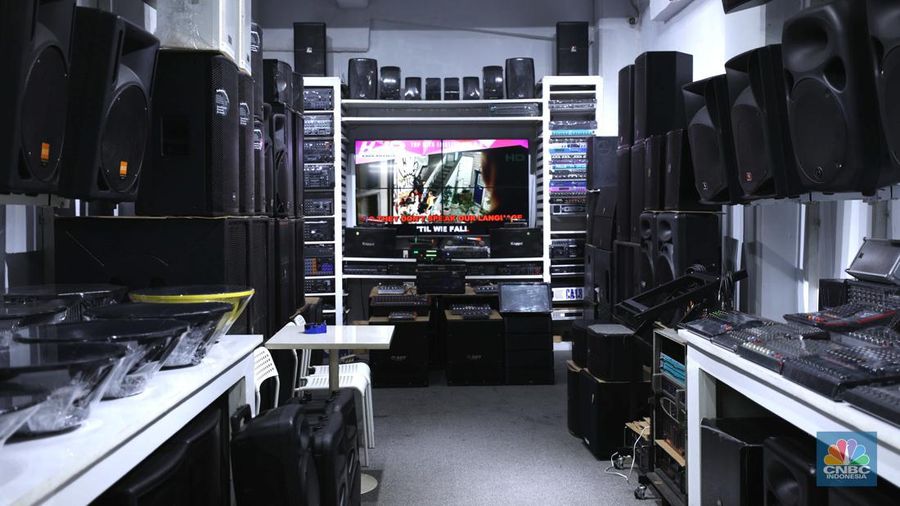 Penjualan audio di kawasan Glodok, Jakarta, Rabu (26/10/2022). (CNBC Indonesia/ Tri Susilo)
