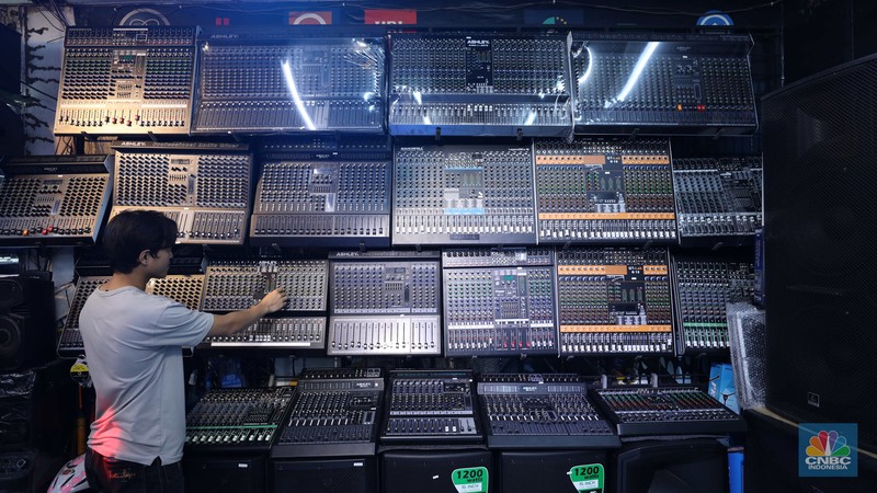 Penjualan audio di kawasan Glodok, Jakarta, Rabu (26/10/2022). (CNBC Indonesia/ Tri Susilo)