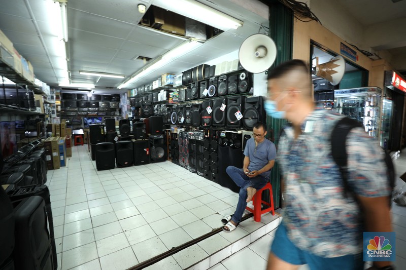 Penjualan audio di kawasan Glodok Penjualan audio di kawasan Glodok, Jakarta, Rabu (26/10/2022). (CNBC Indonesia/ Tri Susilo)