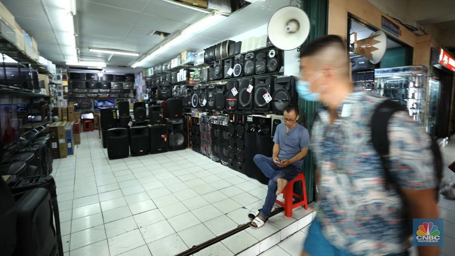 Penjualan audio di kawasan Glodok, Jakarta, Rabu (26/10/2022). (CNBC Indonesia/ Tri Susilo)