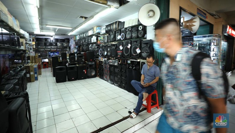 Penjualan audio di kawasan Glodok, Jakarta, Rabu (26/10/2022). (CNBC Indonesia/ Tri Susilo)