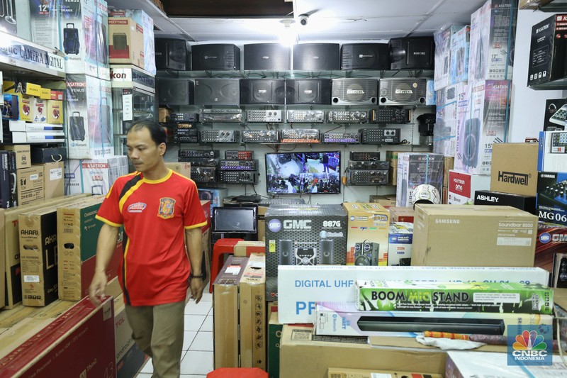 Penjualan audio di kawasan Glodok Penjualan audio di kawasan Glodok, Jakarta, Rabu (26/10/2022). (CNBC Indonesia/ Tri Susilo)