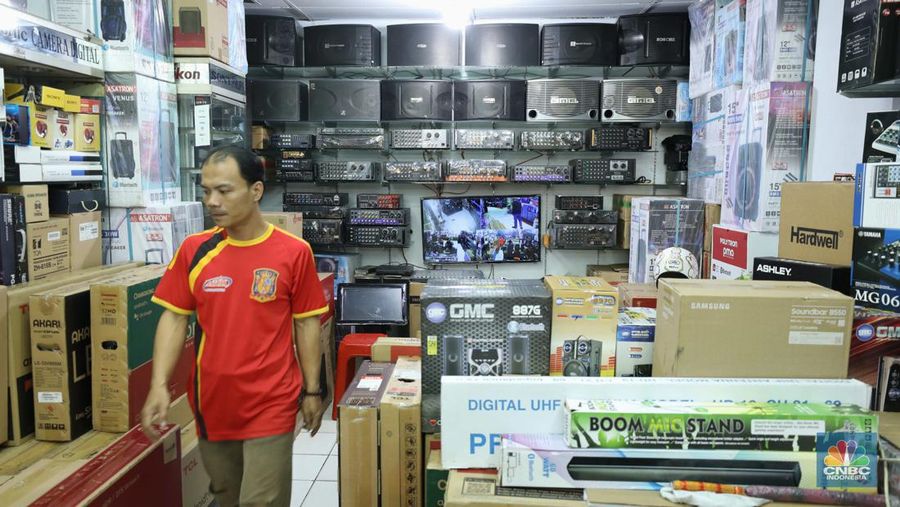Penjualan audio di kawasan Glodok, Jakarta, Rabu (26/10/2022). (CNBC Indonesia/ Tri Susilo)