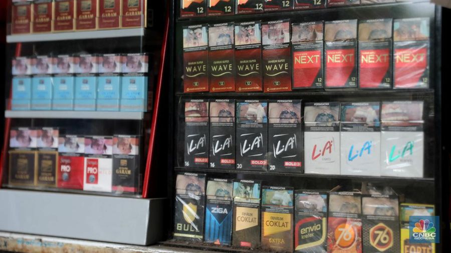 Pedagang menata rokok di warung eceran di Warung Dua Saudara Pejaten, Jakarta, Rabu, (26/10). Naiknya tarif cukai rokok dari waktu ke waktu, membuat sejumlah orang memilih alternatif rokok dengan harga murah. Ghofar pemilik warung eceran menjual berbagai macam Merk rokok mengatakan biasanya orang yang beralih rokok itu karena mencari harga yang lebih murah dengan jenis yang sama. (վ/ Muhammad Sabki)