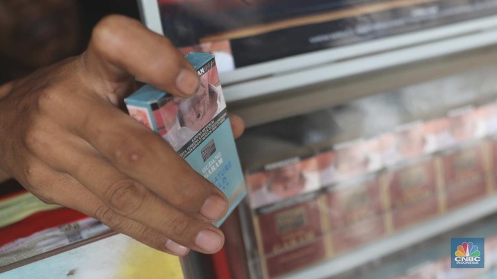 Penjualan Rokok Murah Pedagang menata rokok di warung eceran di Warung Dua Saudara Pejaten, Jakarta, Rabu, (26/10). Naiknya tarif cukai rokok dari waktu ke waktu, membuat sejumlah orang memilih alternatif rokok dengan harga murah. Ghofar pemilik warung eceran menjual berbagai macam Merk rokok mengatakan biasanya orang yang beralih rokok itu karena mencari harga yang lebih murah dengan jenis yang sama. (CNBC Indonesia/ Muhammad Sabkik)