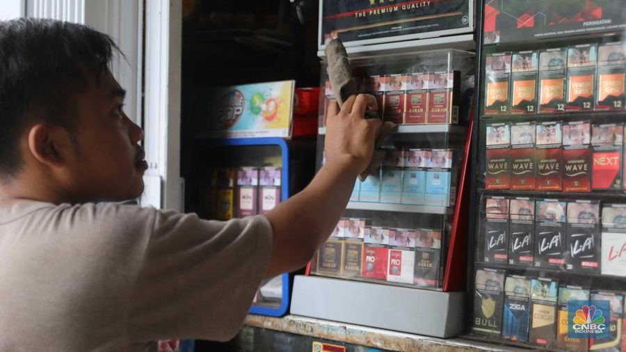 Pedagang menata rokok di warung eceran di Warung Dua Saudara Pejaten, Jakarta, Rabu, (26/10). Naiknya tarif cukai rokok dari waktu ke waktu, membuat sejumlah orang memilih alternatif rokok dengan harga murah. Ghofar pemilik warung eceran menjual berbagai macam Merk rokok mengatakan biasanya orang yang beralih rokok itu karena mencari harga yang lebih murah dengan jenis yang sama. (²©²ÊÍøÕ¾/ Muhammad Sabki)