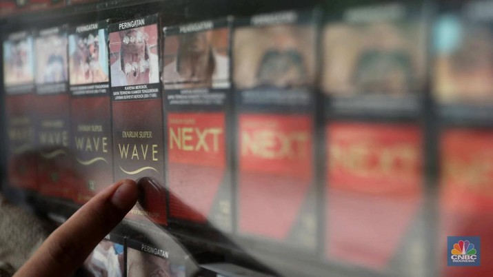 Pedagang menata rokok di warung eceran di Warung Dua Saudara Pejaten, Jakarta, Rabu, (26/10). Naiknya tarif cukai rokok dari waktu ke waktu, membuat sejumlah orang memilih alternatif rokok dengan harga murah. Ghofar pemilik warung eceran menjual berbagai macam Merk rokok mengatakan biasanya orang yang beralih rokok itu karena mencari harga yang lebih murah dengan jenis yang sama. (CNBC Indonesia/ Muhammad Sabki)