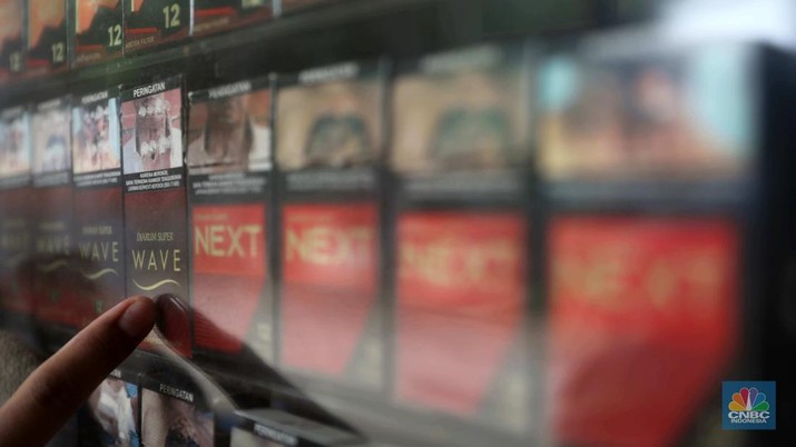 Penjualan Rokok Murah Pedagang menata rokok di warung eceran di Warung Dua Saudara Pejaten, Jakarta, Rabu, (26/10). Naiknya tarif cukai rokok dari waktu ke waktu, membuat sejumlah orang memilih alternatif rokok dengan harga murah. Ghofar pemilik warung eceran menjual berbagai macam Merk rokok mengatakan biasanya orang yang beralih rokok itu karena mencari harga yang lebih murah dengan jenis yang sama. (CNBC Indonesia/ Muhammad Sabkik)
