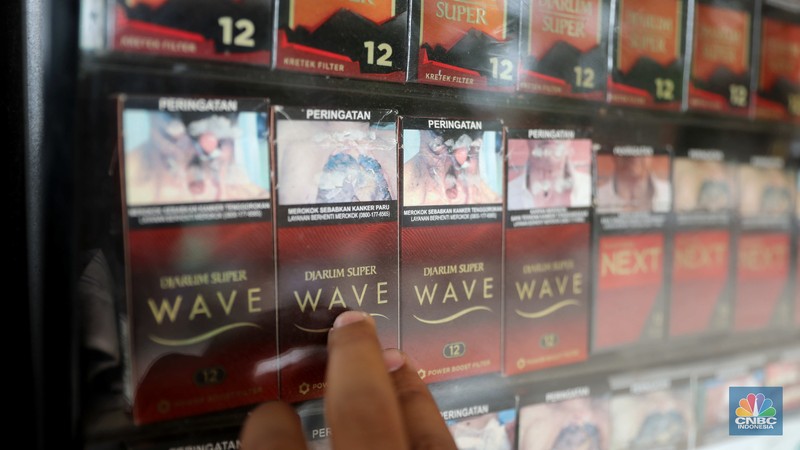 Rokok Murah Pedagang menata rokok di warung eceran di kawasan pondok Bambu, Jakarta, Rabu, (26/10). Naiknya tarif cukai rokok dari waktu ke waktu, membuat sejumlah orang memilih alternatif rokok dengan harga murah. Ghofar pemilik warung eceran menjual berbagai macam Merk rokok mengatakan biasanya orang yang beralih rokok itu karena mencari harga yang lebih murah dengan jenis yang sama. (CNBC Indonesia/ Muhammad Sabkik)