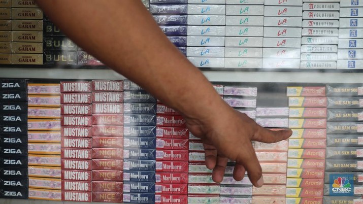 Rokok Murah Pedagang menata rokok di warung eceran di kawasan pondok Bambu, Jakarta, Rabu, (26/10). Naiknya tarif cukai rokok dari waktu ke waktu, membuat sejumlah orang memilih alternatif rokok dengan harga murah. Ghofar pemilik warung eceran menjual berbagai macam Merk rokok mengatakan biasanya orang yang beralih rokok itu karena mencari harga yang lebih murah dengan jenis yang sama. (CNBC Indonesia/ Muhammad Sabki)