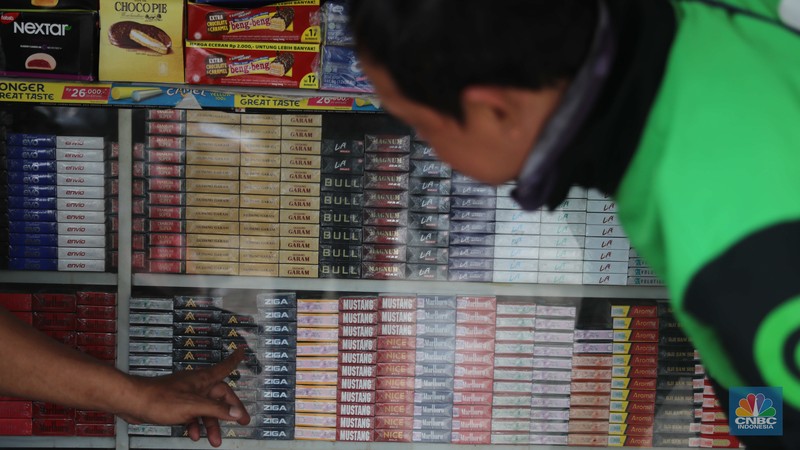 Pedagang menata rokok di warung eceran di kawasan pondok Bambu, Jakarta, Rabu, (26/10). Naiknya tarif cukai rokok dari waktu ke waktu, membuat sejumlah orang memilih alternatif rokok dengan harga murah. Ghofar pemilik warung eceran menjual berbagai macam Merk rokok mengatakan biasanya orang yang beralih rokok itu karena mencari harga yang lebih murah dengan jenis yang sama. (CNBC Indonesia/ Muhammad Sabkik)