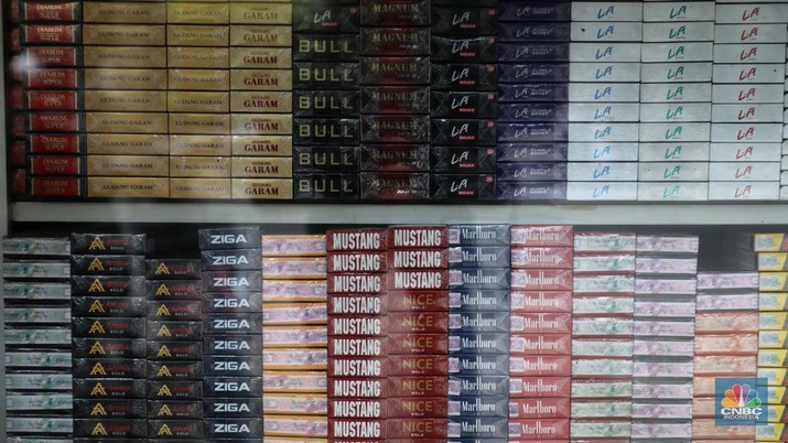 Rokok Murah Pedagang menata rokok di warung eceran di kawasan pondok Bambu, Jakarta, Rabu, (26/10). Naiknya tarif cukai rokok dari waktu ke waktu, membuat sejumlah orang memilih alternatif rokok dengan harga murah. Ghofar pemilik warung eceran menjual berbagai macam Merk rokok mengatakan biasanya orang yang beralih rokok itu karena mencari harga yang lebih murah dengan jenis yang sama. (CNBC Indonesia/ Muhammad Sabki)