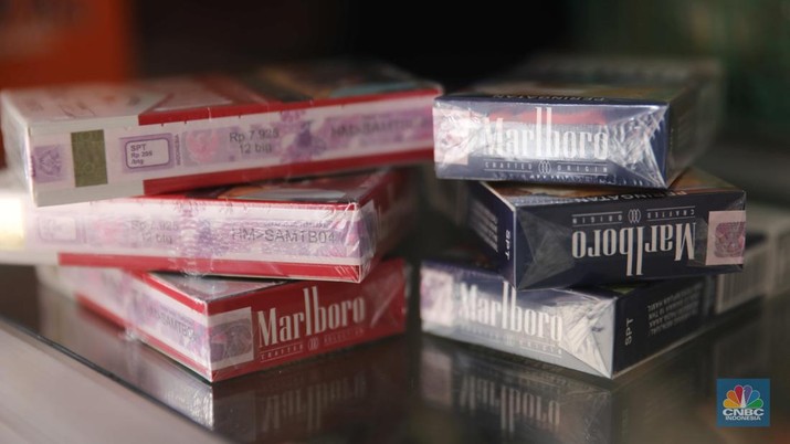 Rokok Murah Pedagang menata rokok di warung eceran di kawasan pondok Bambu, Jakarta, Rabu, (26/10). Naiknya tarif cukai rokok dari waktu ke waktu, membuat sejumlah orang memilih alternatif rokok dengan harga murah. Ghofar pemilik warung eceran menjual berbagai macam Merk rokok mengatakan biasanya orang yang beralih rokok itu karena mencari harga yang lebih murah dengan jenis yang sama. (CNBC Indonesia/ Muhammad Sabkik)