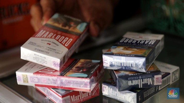 Rokok Murah Pedagang menata rokok di warung eceran di kawasan pondok Bambu, Jakarta, Rabu, (26/10). Naiknya tarif cukai rokok dari waktu ke waktu, membuat sejumlah orang memilih alternatif rokok dengan harga murah. Ghofar pemilik warung eceran menjual berbagai macam Merk rokok mengatakan biasanya orang yang beralih rokok itu karena mencari harga yang lebih murah dengan jenis yang sama. (CNBC Indonesia/ Muhammad Sabki)