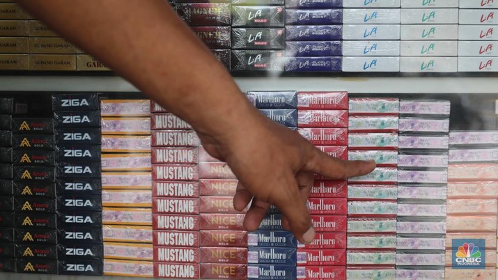Rokok Murah Pedagang menata rokok di warung eceran di kawasan pondok Bambu, Jakarta, Rabu, (26/10). Naiknya tarif cukai rokok dari waktu ke waktu, membuat sejumlah orang memilih alternatif rokok dengan harga murah. Ghofar pemilik warung eceran menjual berbagai macam Merk rokok mengatakan biasanya orang yang beralih rokok itu karena mencari harga yang lebih murah dengan jenis yang sama. (CNBC Indonesia/ Muhammad Sabkik)