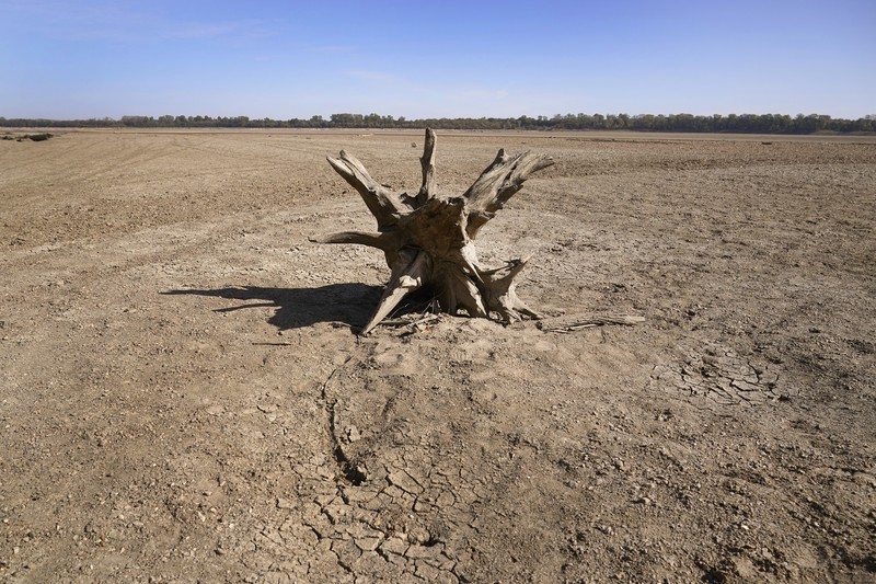 Foto udara saat Sungai Mississippi yang mengering di dekat Portageville, Mo, Kamis (20/10/2022). Sungai Mississippi menghadapi kekeringan dengan rekor terendah selama satu dekade. Hal ini didasarkan dari hasil pengukuran 40 alat pengukur ketinggian sungai yang tercantum dalam data National Oceanic and Atmospheric Administration (NOAA). (AP Photo/Jeff Roberson)