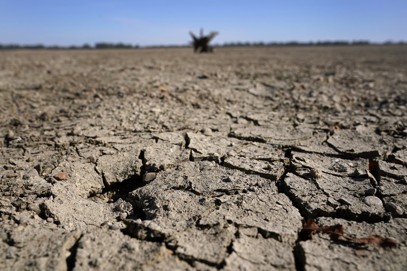 Sungai Mississippi Surut dan mencapai rekor terendah dalam sejarah Foto udara saat Sungai Mississippi yang mengering di dekat Portageville, Mo, Kamis (20/10/2022). Sungai Mississippi menghadapi kekeringan dengan rekor terendah selama satu dekade. Hal ini didasarkan dari hasil pengukuran 40 alat pengukur ketinggian sungai yang tercantum dalam data National Oceanic and Atmospheric Administration (NOAA). (AP Photo/Jeff Roberson)