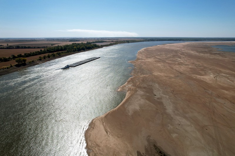 Foto udara saat Sungai Mississippi yang mengering di dekat Portageville, Mo, Kamis (20/10/2022). Sungai Mississippi menghadapi kekeringan dengan rekor terendah selama satu dekade. Hal ini didasarkan dari hasil pengukuran 40 alat pengukur ketinggian sungai yang tercantum dalam data National Oceanic and Atmospheric Administration (NOAA). (AP Photo/Jeff Roberson)