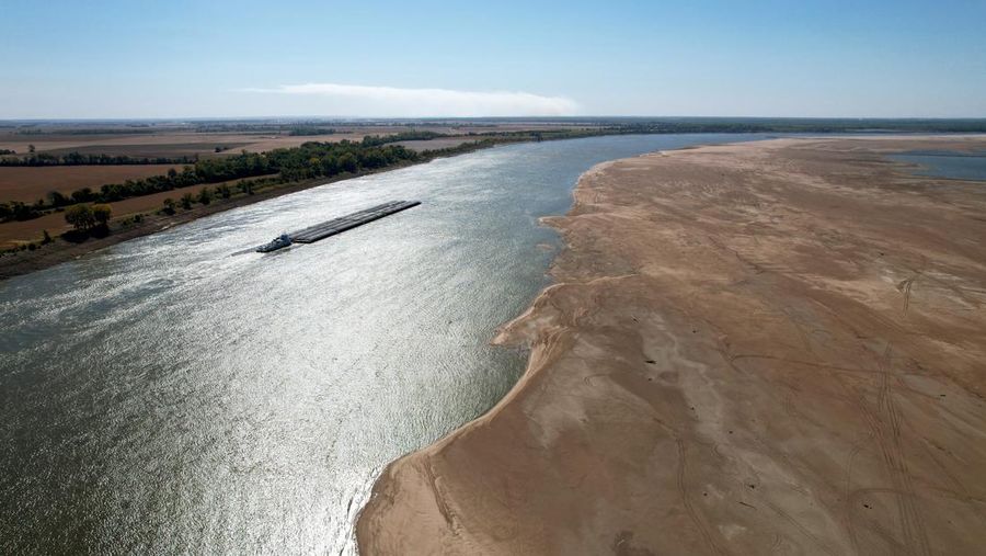 Kondisi dasar Sungai Mississippi yang mengering di dekat Portageville, Mo, Kamis (20/10/2022). Sungai Mississippi menghadapi kekeringan dengan rekor terendah selama satu dekade. Hal ini didasarkan dari hasil pengukuran 40 alat pengukur ketinggian sungai yang tercantum dalam data National Oceanic and Atmospheric Administration (NOAA). (AP Photo/Jeff Roberson)