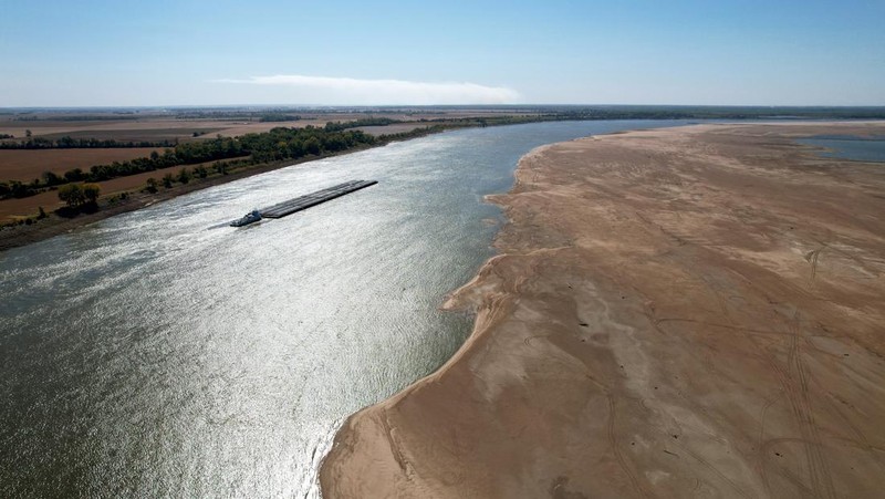 Kondisi dasar Sungai Mississippi yang mengering di dekat Portageville, Mo, Kamis (20/10/2022). Sungai Mississippi menghadapi kekeringan dengan rekor terendah selama satu dekade. Hal ini didasarkan dari hasil pengukuran 40 alat pengukur ketinggian sungai yang tercantum dalam data National Oceanic and Atmospheric Administration (NOAA). (AP Photo/Jeff Roberson)