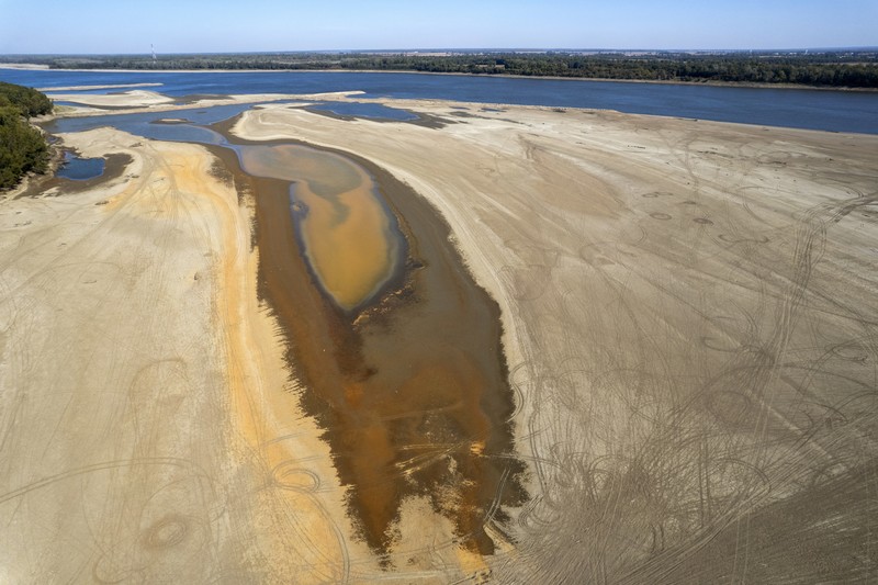 Foto udara saat Sungai Mississippi yang mengering di dekat Portageville, Mo, Kamis (20/10/2022). Sungai Mississippi menghadapi kekeringan dengan rekor terendah selama satu dekade. Hal ini didasarkan dari hasil pengukuran 40 alat pengukur ketinggian sungai yang tercantum dalam data National Oceanic and Atmospheric Administration (NOAA). (AP Photo/Jeff Roberson)