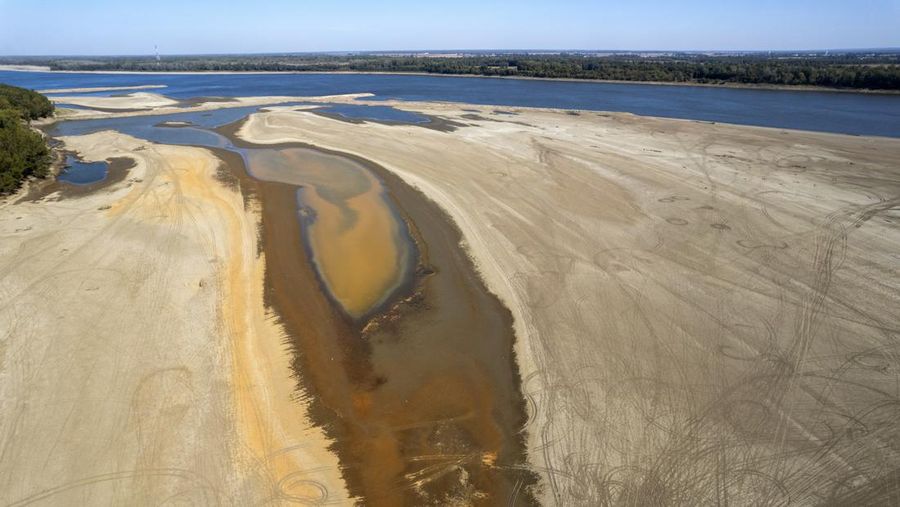 Kondisi dasar Sungai Mississippi yang mengering di dekat Portageville, Mo, Kamis (20/10/2022). Sungai Mississippi menghadapi kekeringan dengan rekor terendah selama satu dekade. Hal ini didasarkan dari hasil pengukuran 40 alat pengukur ketinggian sungai yang tercantum dalam data National Oceanic and Atmospheric Administration (NOAA). (AP Photo/Jeff Roberson)