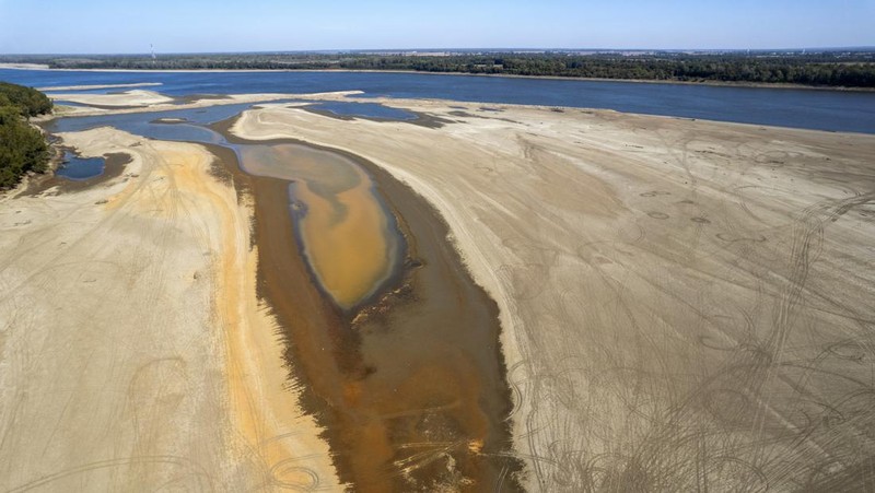 Kondisi dasar Sungai Mississippi yang mengering di dekat Portageville, Mo, Kamis (20/10/2022). Sungai Mississippi menghadapi kekeringan dengan rekor terendah selama satu dekade. Hal ini didasarkan dari hasil pengukuran 40 alat pengukur ketinggian sungai yang tercantum dalam data National Oceanic and Atmospheric Administration (NOAA). (AP Photo/Jeff Roberson)