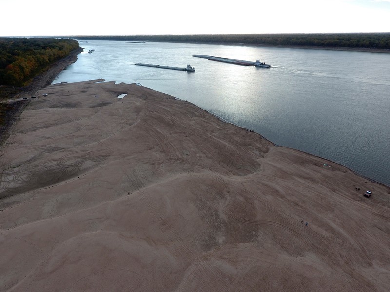 Foto udara saat Sungai Mississippi yang mengering di dekat Portageville, Mo, Kamis (20/10/2022). Sungai Mississippi menghadapi kekeringan dengan rekor terendah selama satu dekade. Hal ini didasarkan dari hasil pengukuran 40 alat pengukur ketinggian sungai yang tercantum dalam data National Oceanic and Atmospheric Administration (NOAA). (AP Photo/Jeff Roberson)