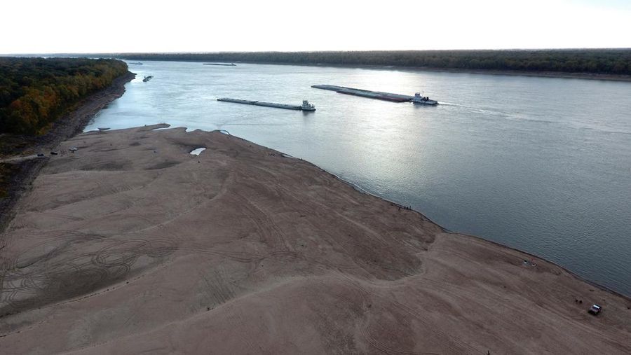 Kondisi dasar Sungai Mississippi yang mengering di dekat Portageville, Mo, Kamis (20/10/2022). Sungai Mississippi menghadapi kekeringan dengan rekor terendah selama satu dekade. Hal ini didasarkan dari hasil pengukuran 40 alat pengukur ketinggian sungai yang tercantum dalam data National Oceanic and Atmospheric Administration (NOAA). (AP Photo/Jeff Roberson)