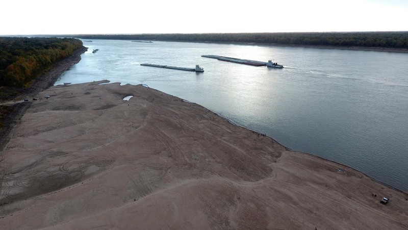 Kondisi dasar Sungai Mississippi yang mengering di dekat Portageville, Mo, Kamis (20/10/2022). Sungai Mississippi menghadapi kekeringan dengan rekor terendah selama satu dekade. Hal ini didasarkan dari hasil pengukuran 40 alat pengukur ketinggian sungai yang tercantum dalam data National Oceanic and Atmospheric Administration (NOAA). (AP Photo/Jeff Roberson)