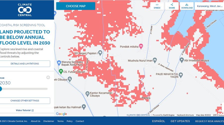 Perbandingan wilayah di kabupaten Karawang terancam 'hilang' akibat naiknya level muka air laut, berdasarkan peta risiko Climate Central.