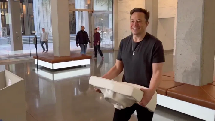 Elon Musk terlihat membawa wastafel di kantor Twitter.