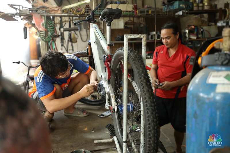 Kelik Sudaryanto (40) pemilik Workshop las Alumunium melakukan penyelesain proses custom sepeda listik di Kawasan Pondok Gede Bekasi Jawa Barat, Kamis (27/10/2022). (Cnbc Indonesia/Tri Susilo) Kelik Sudaryanto (40) pemilik Workshop las Alumunium melakukan penyelesain proses custom sepeda listik di Kawasan Pondok Gede Bekasi Jawa Barat, Kamis (27/10/2022). (Cnbc Indonesia/Tri Susilo)