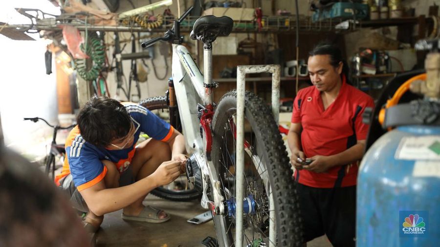 Kelik Sudaryanto (40) pemilik Workshop las Alumunium melakukan penyelesain proses custom sepeda listik di Kawasan Pondok Gede Bekasi Jawa Barat, Kamis (27/10/2022).  (Cnbc Indonesia/Tri Susilo)