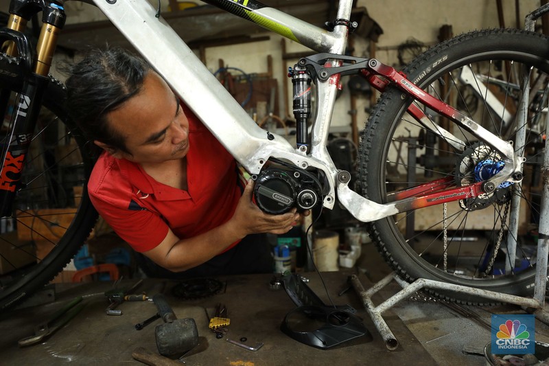 Kelik Sudaryanto (40) pemilik Workshop las Alumunium melakukan penyelesain proses custom sepeda listik di Kawasan Pondok Gede Bekasi Jawa Barat, Kamis (27/10/2022). (Cnbc Indonesia/Tri Susilo) Kelik Sudaryanto (40) pemilik Workshop las Alumunium melakukan penyelesain proses custom sepeda listik di Kawasan Pondok Gede Bekasi Jawa Barat, Kamis (27/10/2022). (Cnbc Indonesia/Tri Susilo)