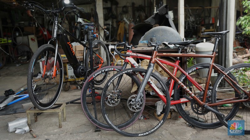 Kelik Sudaryanto (40) pemilik Workshop las Alumunium melakukan penyelesain proses custom sepeda listik di Kawasan Pondok Gede Bekasi Jawa Barat, Kamis (27/10/2022). (Cnbc Indonesia/Tri Susilo) Kelik Sudaryanto (40) pemilik Workshop las Alumunium melakukan penyelesain proses custom sepeda listik di Kawasan Pondok Gede Bekasi Jawa Barat, Kamis (27/10/2022). (Cnbc Indonesia/Tri Susilo)