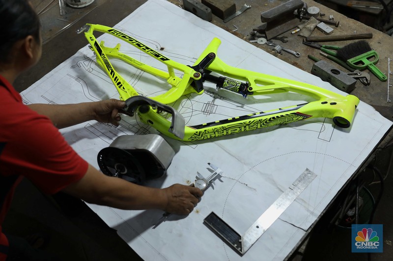 Kelik Sudaryanto (40) pemilik Workshop las Alumunium melakukan penyelesain proses custom sepeda listik di Kawasan Pondok Gede Bekasi Jawa Barat, Kamis (27/10/2022). (Cnbc Indonesia/Tri Susilo) Kelik Sudaryanto (40) pemilik Workshop las Alumunium melakukan penyelesain proses custom sepeda listik di Kawasan Pondok Gede Bekasi Jawa Barat, Kamis (27/10/2022). (Cnbc Indonesia/Tri Susilo)