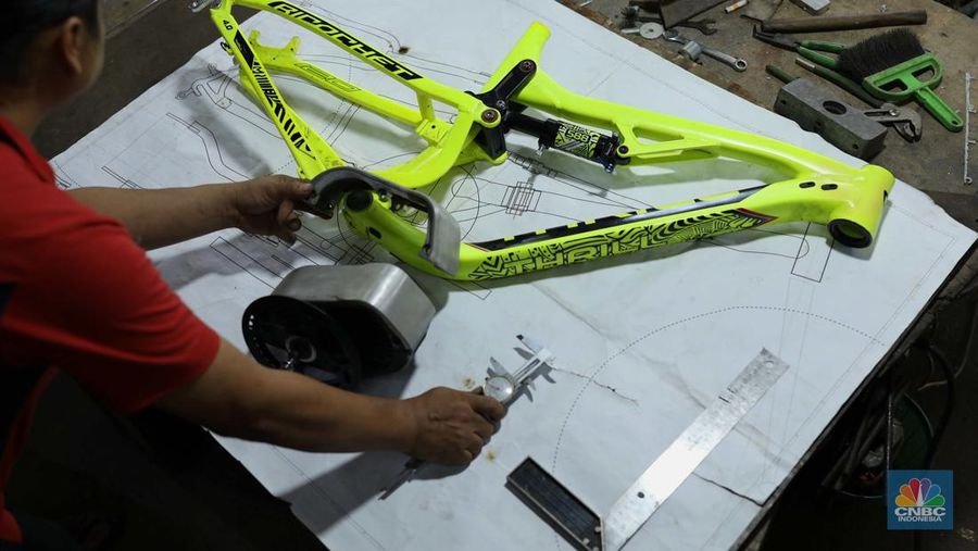 Kelik Sudaryanto (40) pemilik Workshop las Alumunium melakukan penyelesain proses custom sepeda listik di Kawasan Pondok Gede Bekasi Jawa Barat, Kamis (27/10/2022).  (Cnbc Indonesia/Tri Susilo)