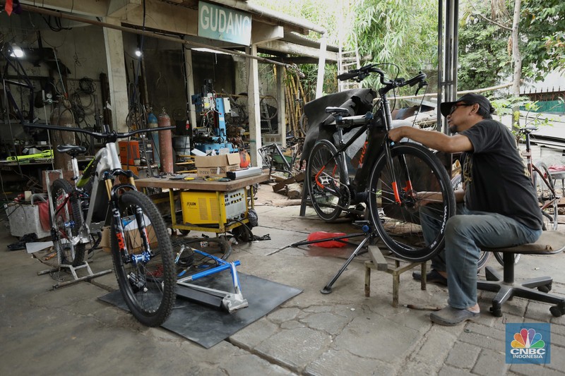 Kelik Sudaryanto (40) pemilik Workshop las Alumunium melakukan penyelesain proses custom sepeda listik di Kawasan Pondok Gede Bekasi Jawa Barat, Kamis (27/10/2022). (Cnbc Indonesia/Tri Susilo) Kelik Sudaryanto (40) pemilik Workshop las Alumunium melakukan penyelesain proses custom sepeda listik di Kawasan Pondok Gede Bekasi Jawa Barat, Kamis (27/10/2022). (Cnbc Indonesia/Tri Susilo)