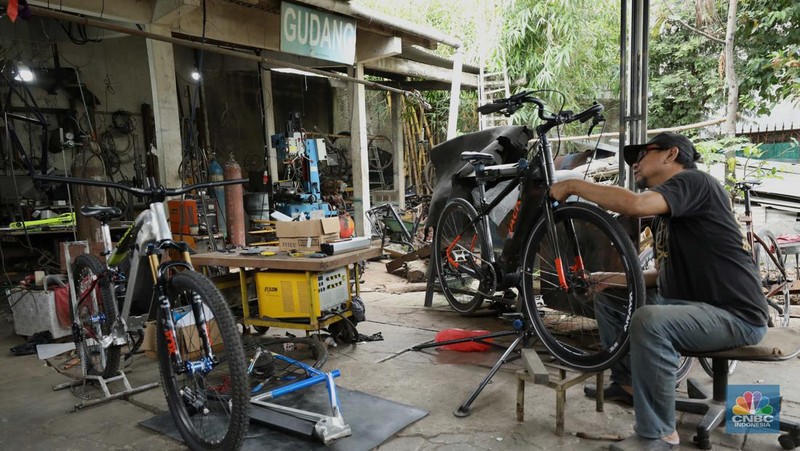 Kelik Sudaryanto (40) pemilik Workshop las Alumunium melakukan penyelesain proses custom sepeda listik di Kawasan Pondok Gede Bekasi Jawa Barat, Kamis (27/10/2022).  (Cnbc Indonesia/Tri Susilo)